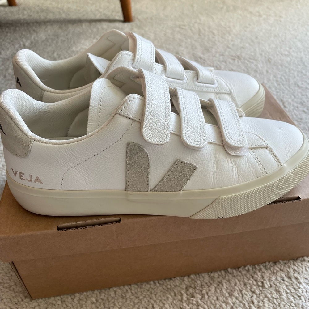VEJA Leather Velcro Sneaker